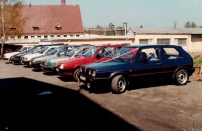 Devadesátková svatební kolona